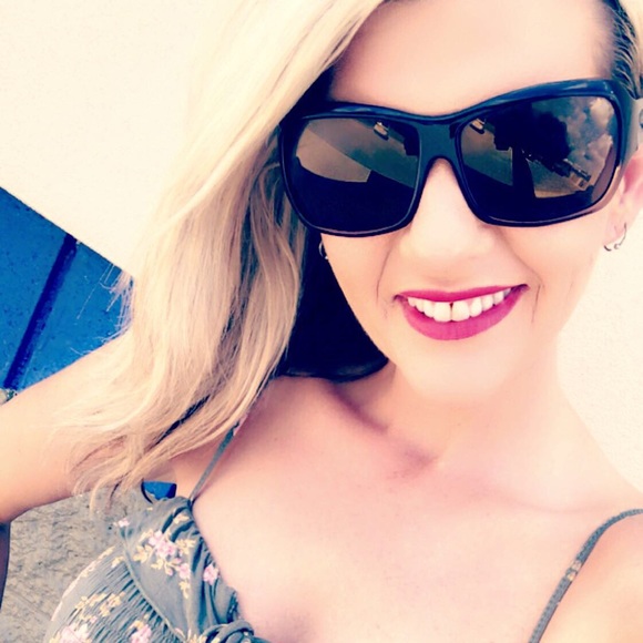 Meet your Posher, Renee Feel Free to offer ❤️ - Picture 3 of 10